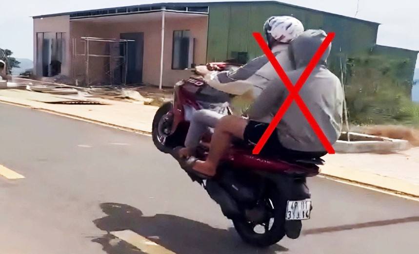 Hình ảnh 3 thanh niên chở nhau trên một xe máy, bốc đầu, chạy bằng một bánh. Ảnh: Công an cung cấp 