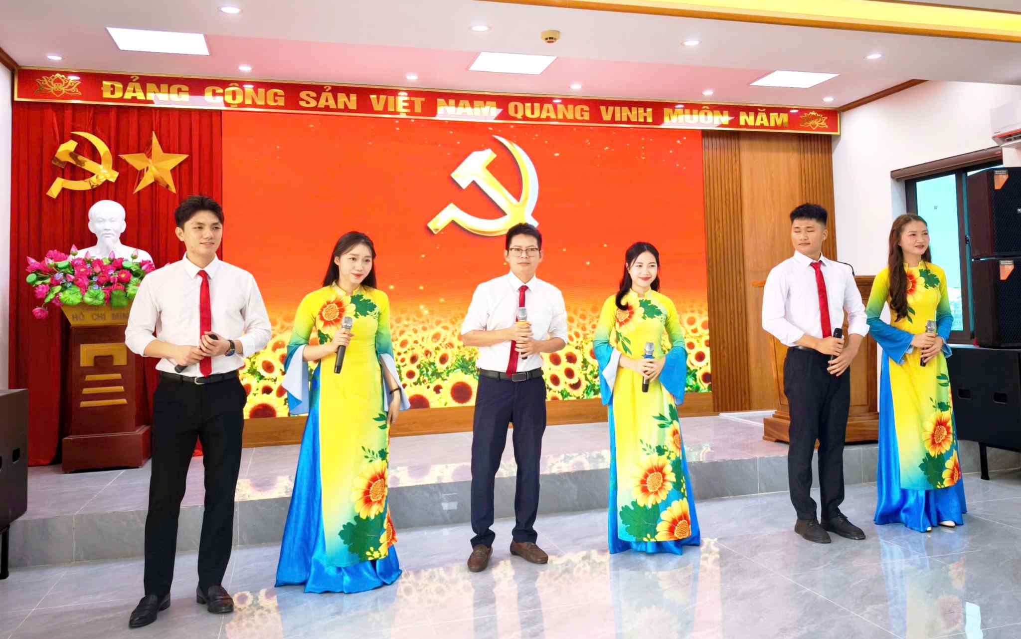 Chương trình văn nghệ chào mừng hội nghị. Ảnh: Quang Đại