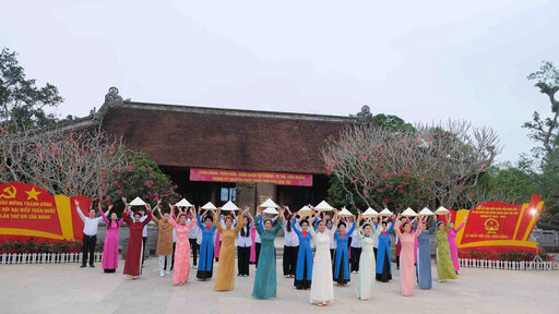 Los preparativos para el Festival de la Aldea de Sen 2026 en Nghệ An se están implementando urgentemente. Foto: Mai Ngân