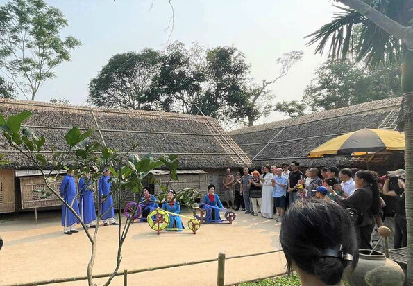 Các nghệ sĩ tập luyện phục vụ Lễ hội Làng Sen 2026 tại Nghệ An, thu hút người dân theo dõi. Ảnh: Mai Ngân