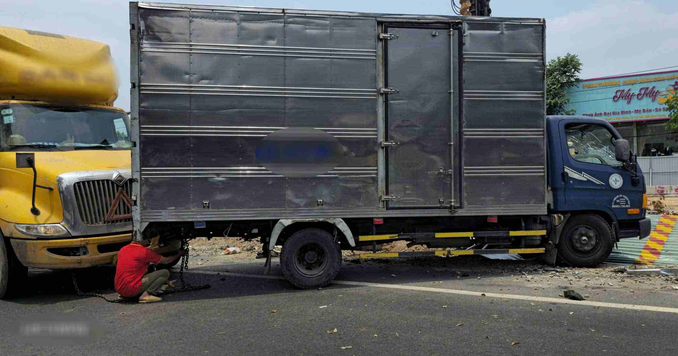 Camión pierde el control y choca contra la valla de la obra de construcción del túnel de Nga Nam Phuoc Kien. Foto: Dinh Trong