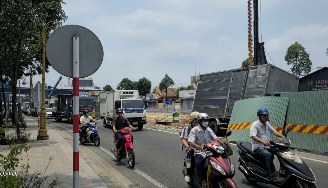 Hiện trường vụ tai nạn xe tải tông vào hàng rào công trình. Ảnh: Đình Trọng