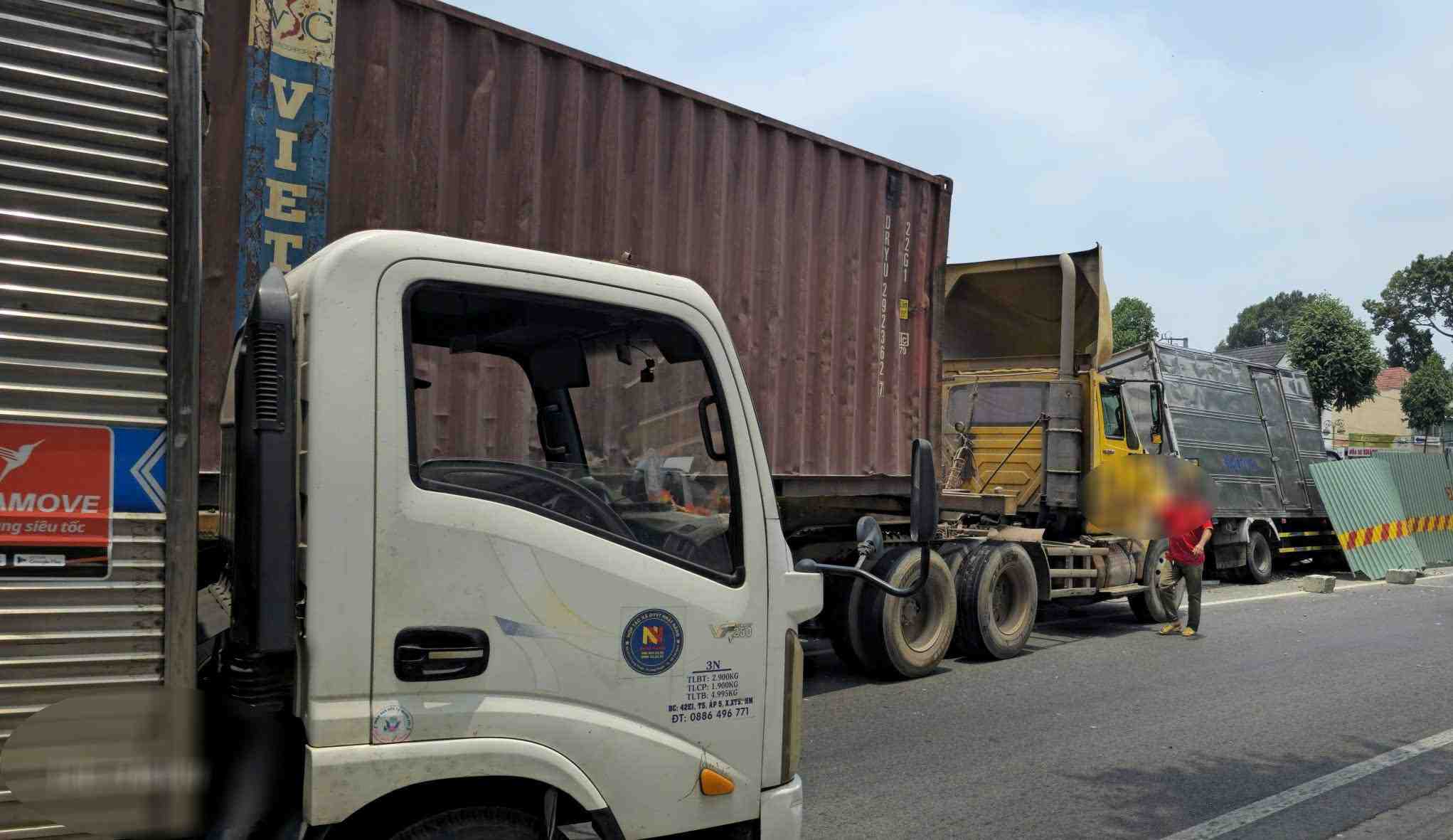 Vụ tai nạn khiến giao thông ùn ứ. Ảnh: Đình Trọng