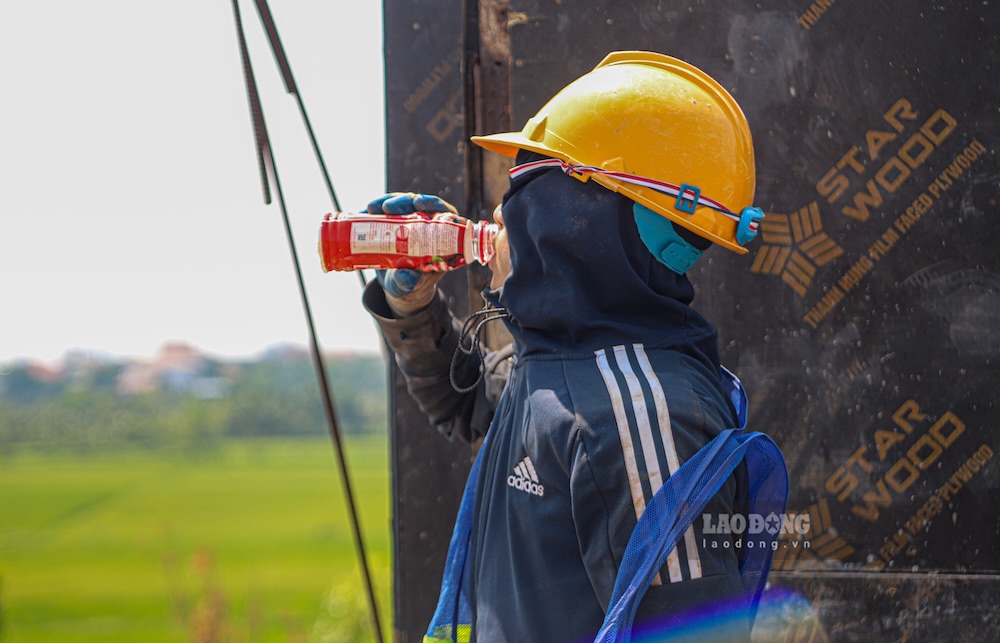 Liên tục bổ sung nước. Ảnh: Nguyễn Luân