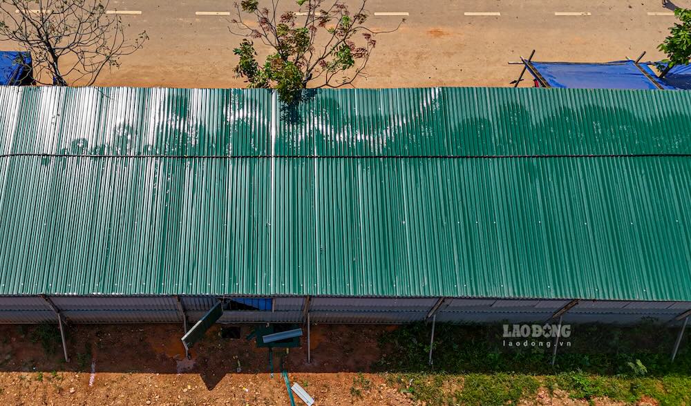 Dãy nhà nghỉ ngơi của công nhân được lắp được hệ thống phun sương làm mát. Ảnh: Nguyễn Luân