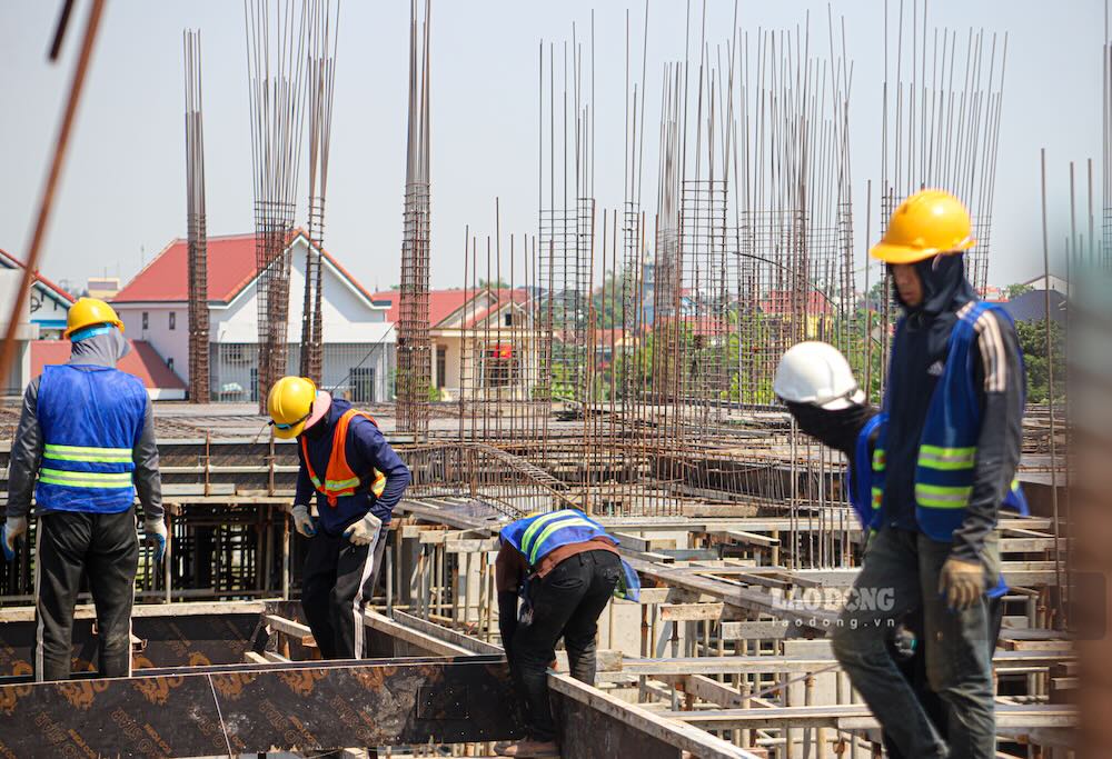 Dù nắng nóng nhưng công nhân vẫn làm việc với trách nhiệm cao. Ảnh: Nguyễn Luân