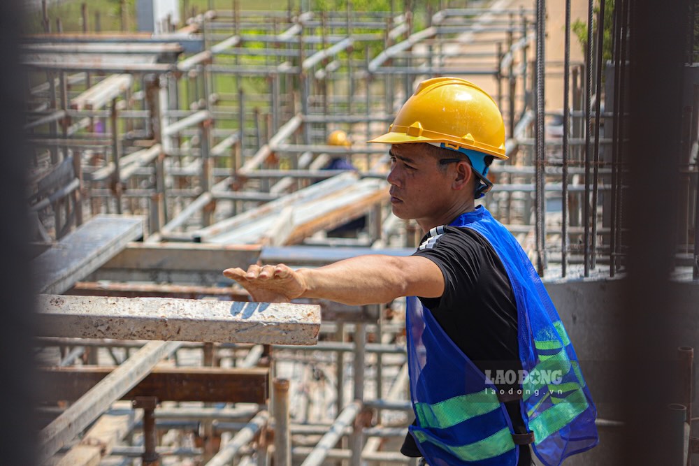 Workers constructing the Loc Ninh 1 Social Housing Project under intense hot weather conditions for many days. Photo: Nguyen Luan