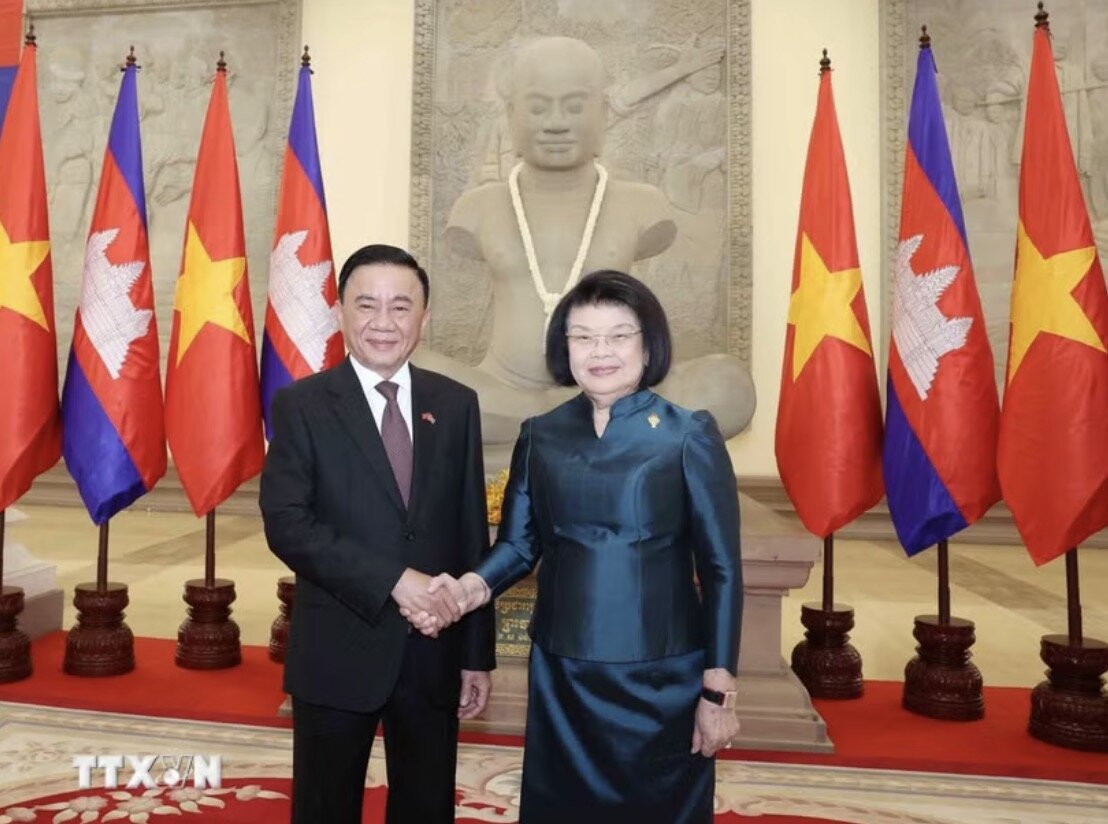 Politburo Member, Standing Secretary of the Secretariat of the Central Committee of the Communist Party of Vietnam Tran Cam Tu meets with Cambodian National Assembly Chairman Samdech Khuon Sudary. Photo: VNA