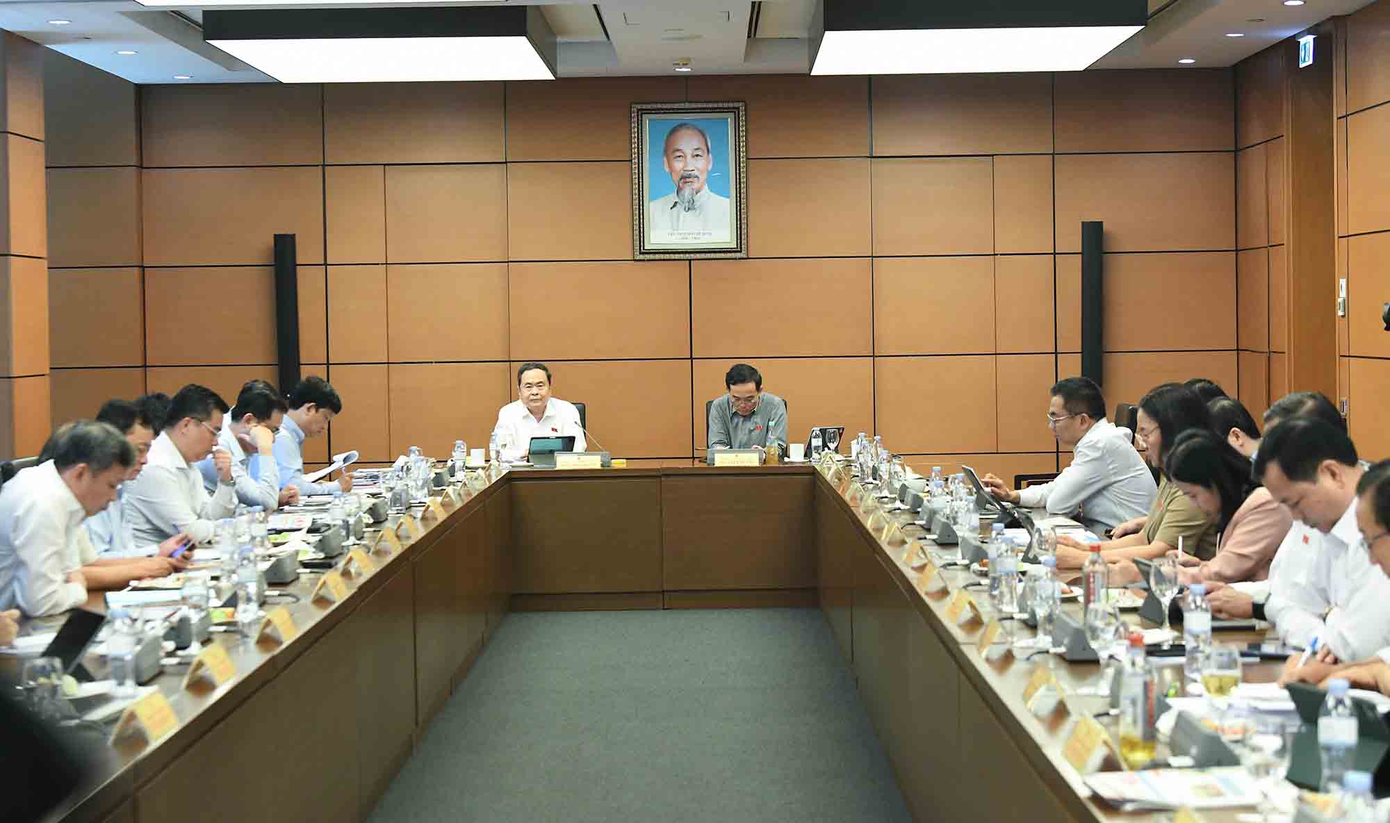 Các đại biểu Quốc hội thảo luận tại tổ. Ảnh: Lâm Hiển.