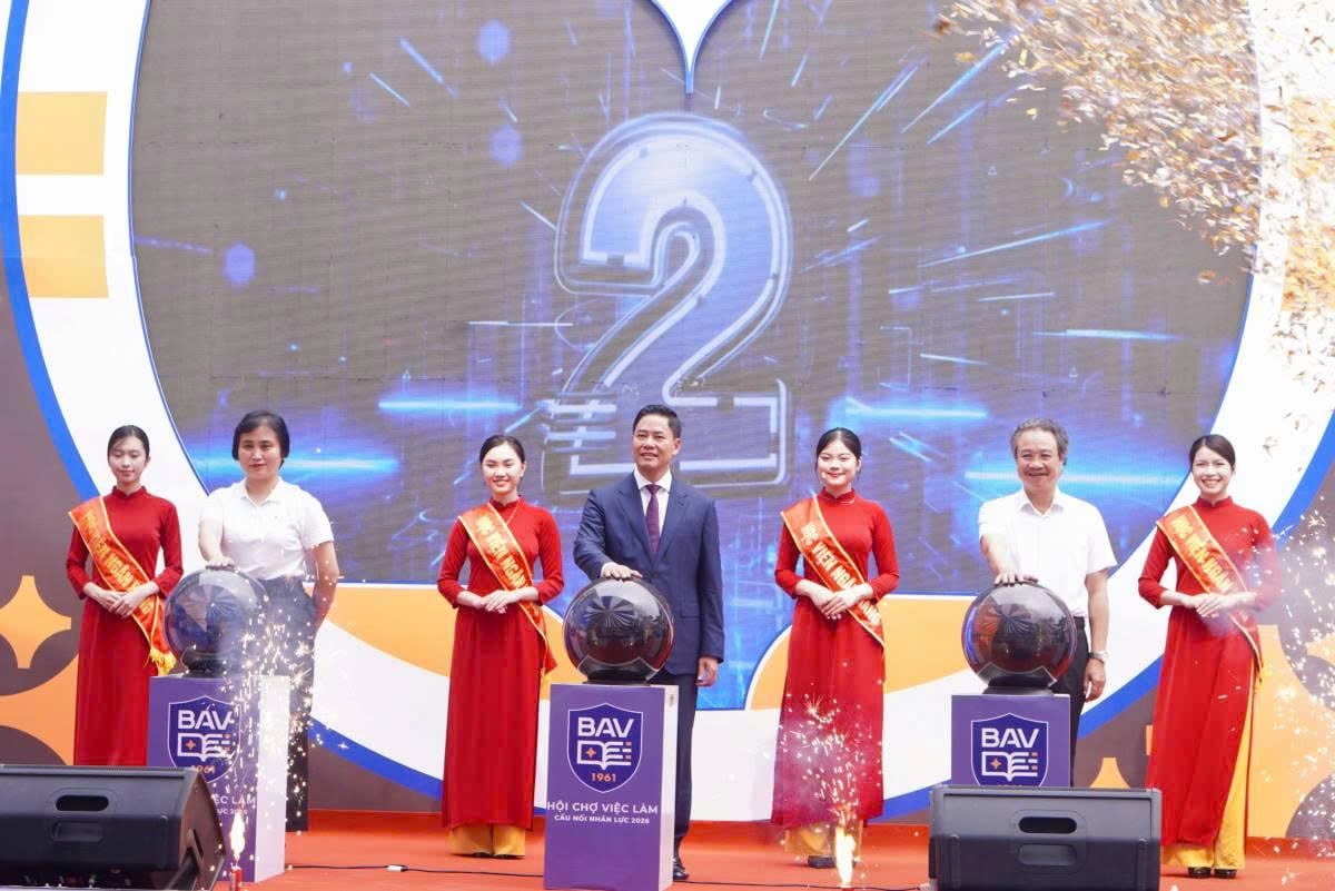  PGS.TS Bùi Hữu Toàn - Bí thư Đảng ủy, Chủ tịch Hội đồng Học viện Ngân hàng (ở giữa) cùng các đối tác ấn nút khởi động ngày hội. Ảnh: Văn Cương  