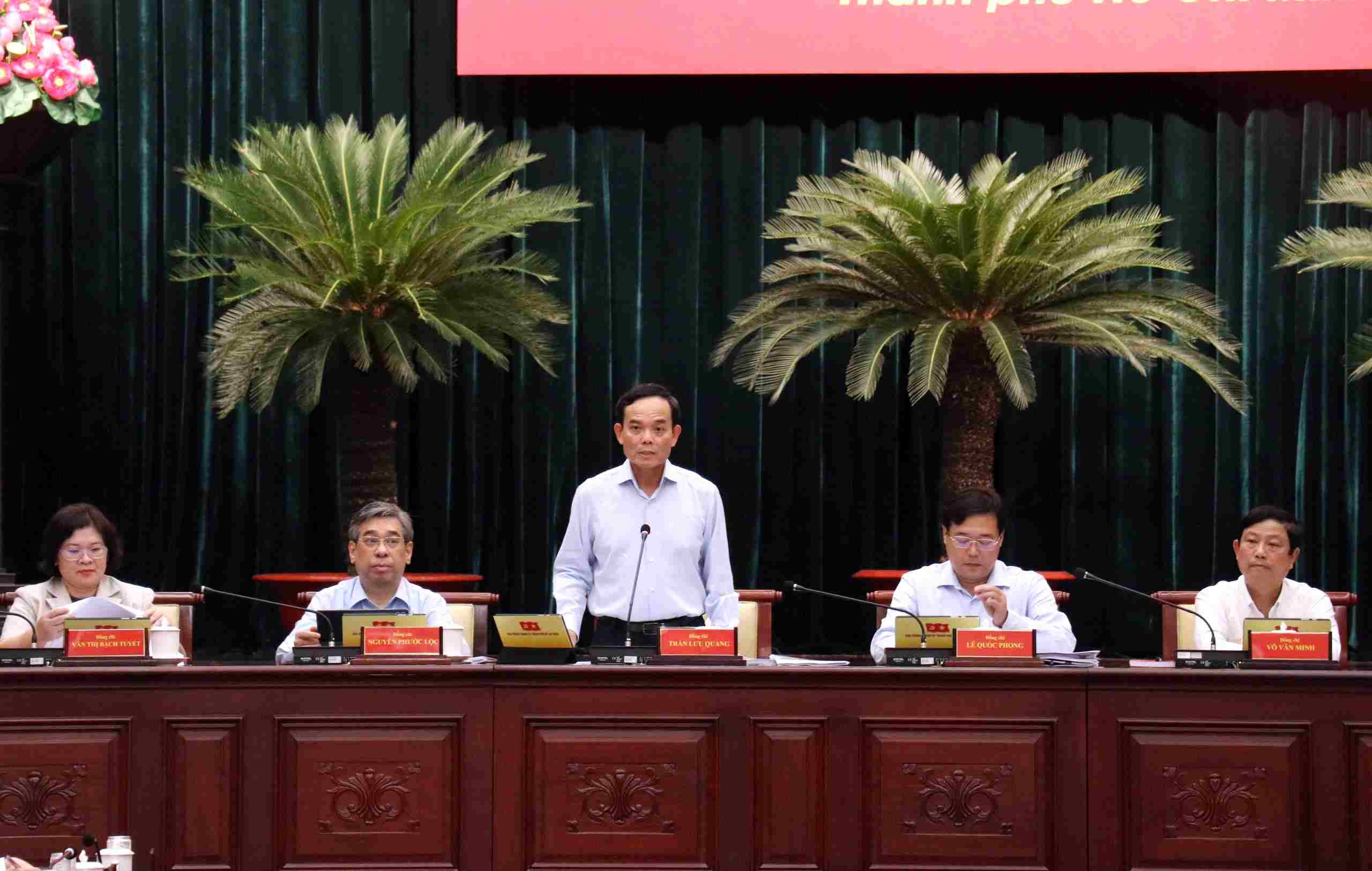 El secretario del Comité del Partido de la ciudad de Ho Chi Minh, Tran Luu Quang, habla en la conferencia del Comité Ejecutivo del Partido de la ciudad de Ho Chi Minh el 1 de abril. Foto: Minh Quan