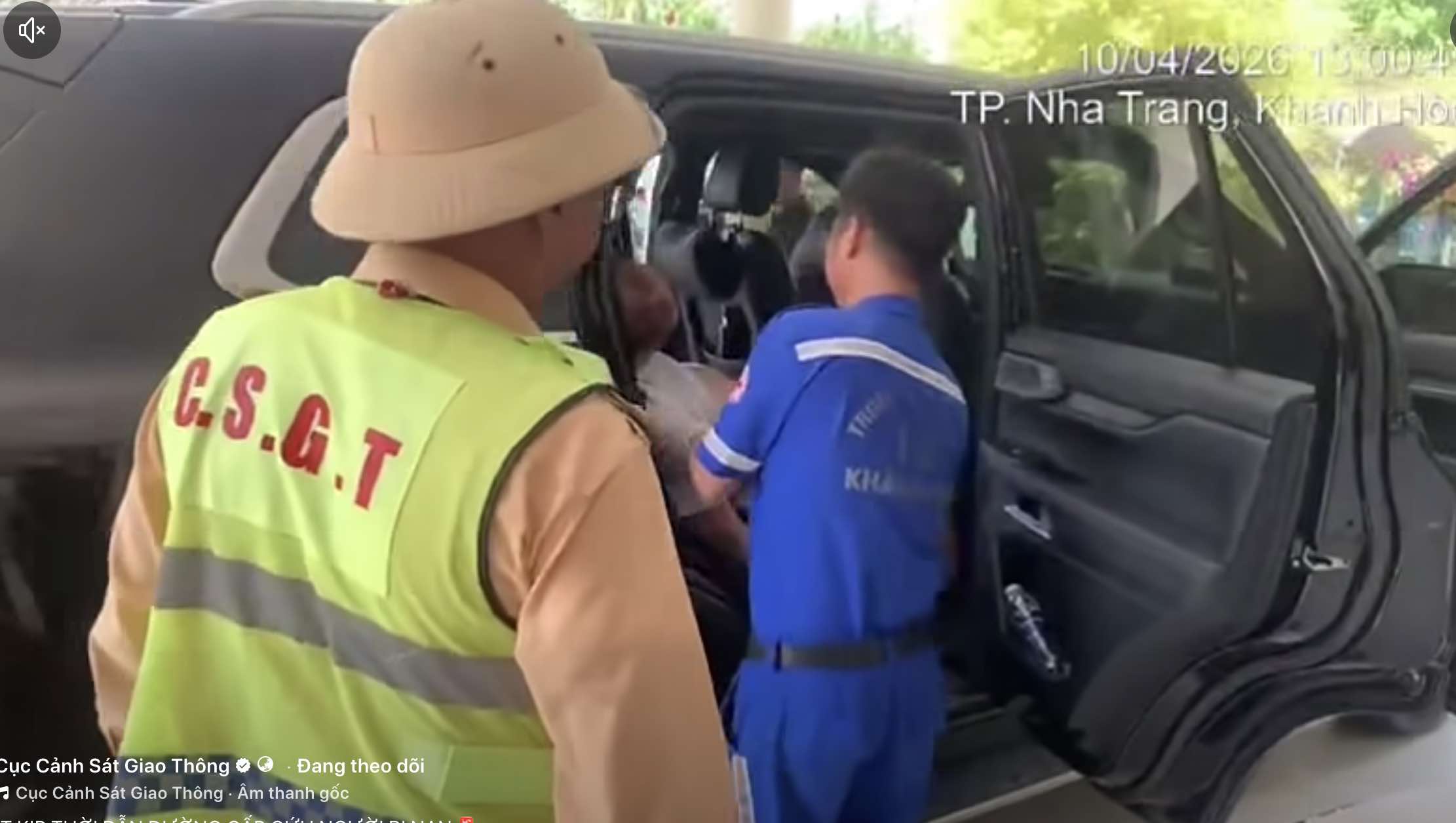 Images of traffic police forces leading the way and rescuing 2 traffic accident victims to the hospital. Photo: Traffic Police Department