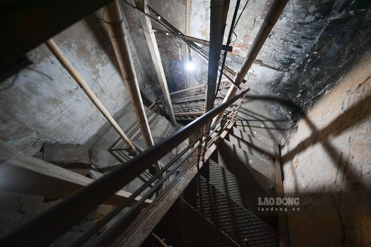Inside degraded apartment buildings in Nam Dinh ward, Ninh Binh province. Photo: Ha Vi