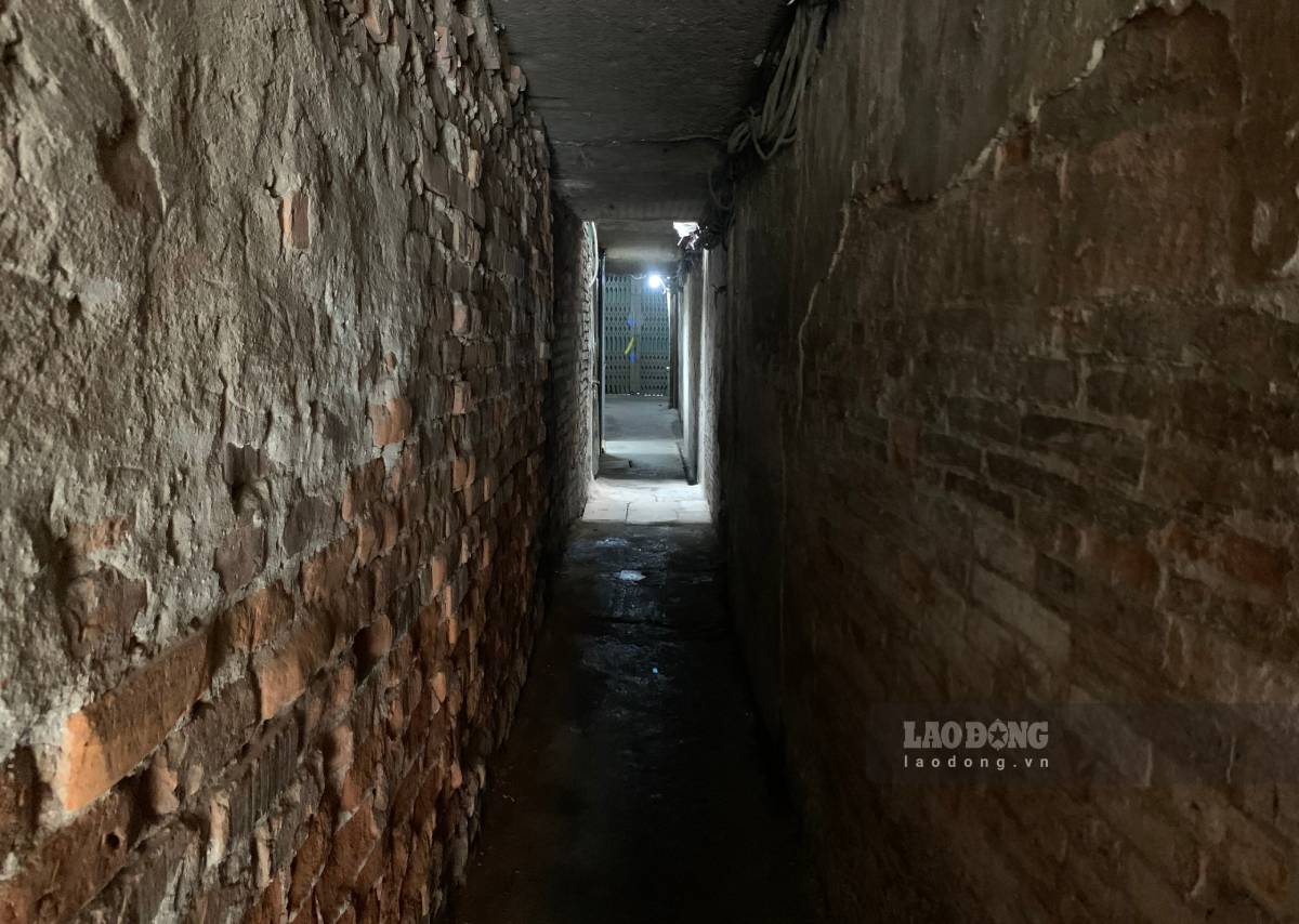 Lối đi dẫn vào khu nhà 207 Hoàng Văn Thụ tối tăm, chật hẹp.