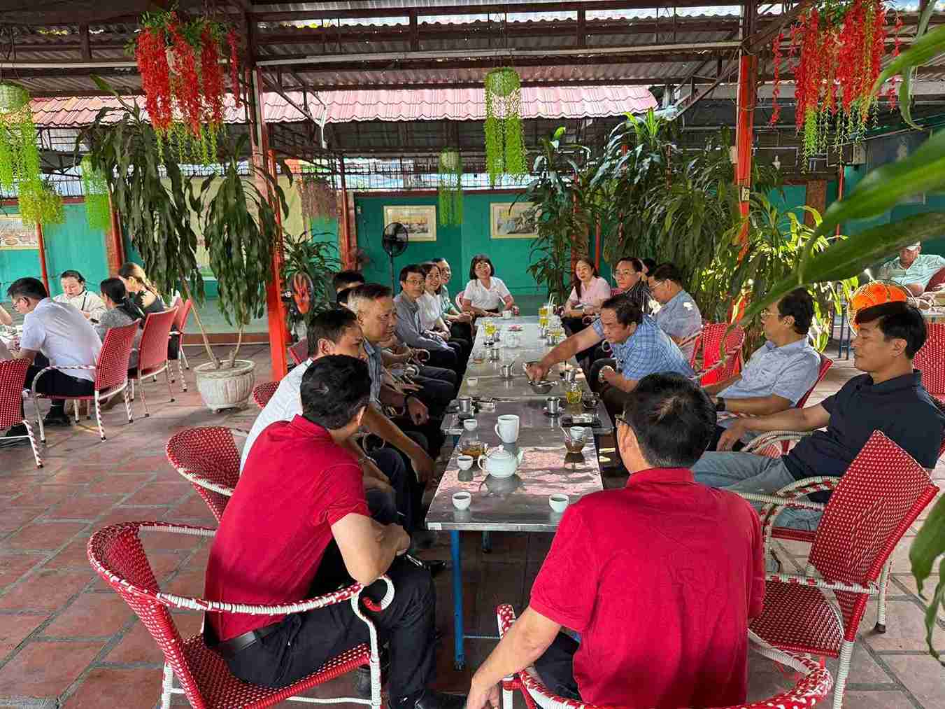 The Vietnam Fatherland Front Committee of Cam Linh ward organizes the "Morning Coffee with People and Businesses" model. Photo: Cam Ranh