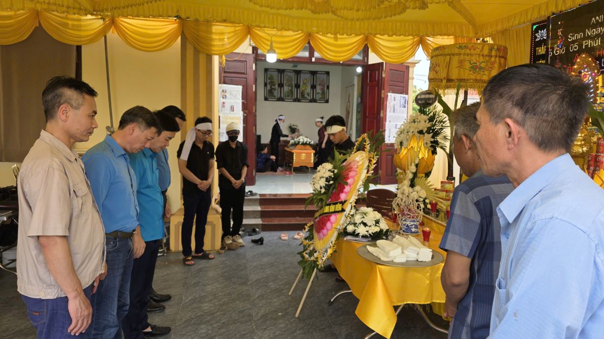 Hai Phong City Labor Federation visits and encourages families of workers who died in accidents. Photo: Trade Union Committee of Industrial Park