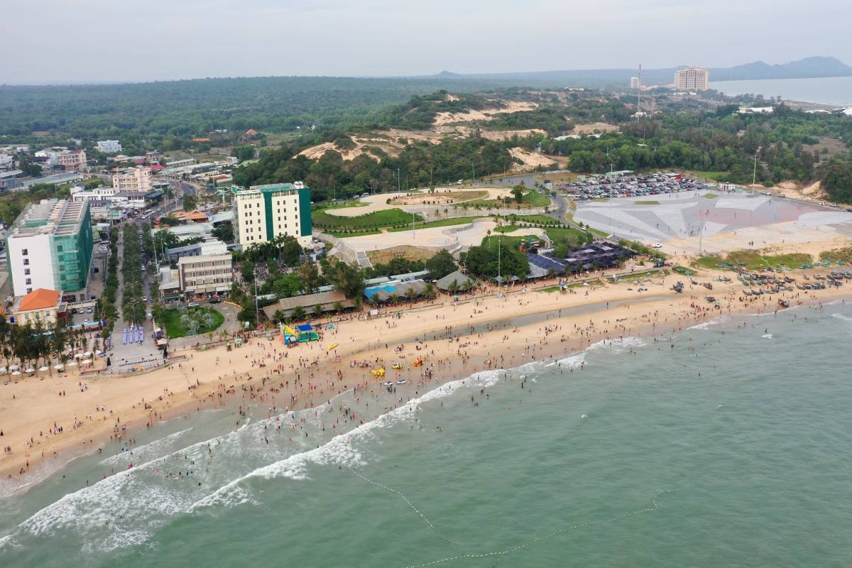 Tram Lake attracts many tourists to play and relax in the past. Photo: My Luong