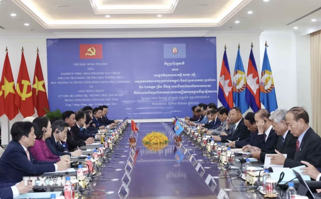 Politburo member, Standing Secretary of the Secretariat of the Central Committee of the Communist Party of Vietnam Tran Cam Tu and Vice Chairman of the Cambodian People's Party, Head of the Standing Committee of the Central Committee of the Cambodian People's Party (CPP) Samdech Say Chhum hold talks. Photo: VNA