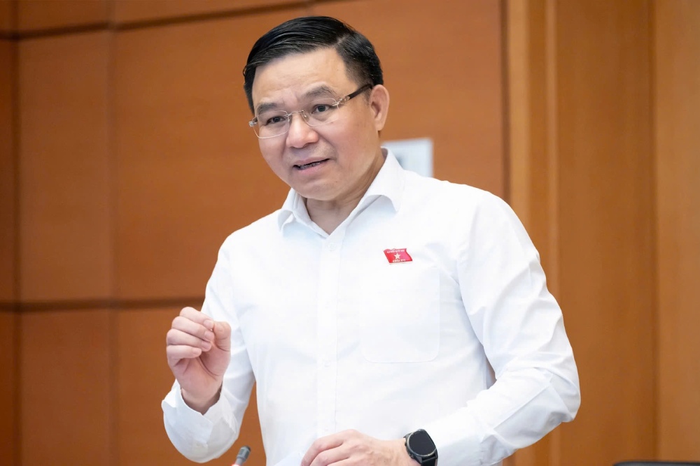 Minister of Industry and Trade Le Manh Hung talks about gasoline and oil reserves. Photo: Pham Dong