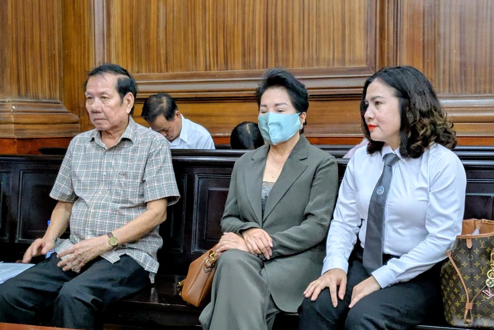 Bị cáo Lê Quang Thung - nguyên Tổng Giám đốc Tập đoàn Công nghiệp Cao su Việt Nam (ngoài cùng, bên trái) và bị cáo Nguyễn Thị Như Loan - cựu Chủ tịch HĐQT Công ty Cổ phần Quốc Cường Gia Lai (ở giữa). Ảnh: Anh Tú
