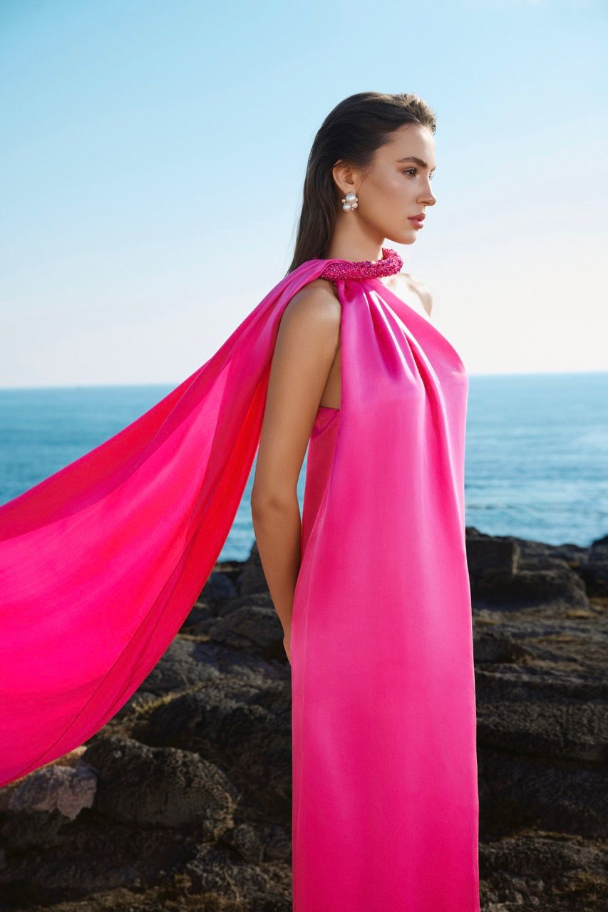  Lấy cảm hứng từ những khoảnh khắc bình yên của mùa hè, BST “Lê Thanh Hòa Resort 2026” được ví như một cuộc dạo chơi dưới ánh nắng, nơi nhịp sống chậm lại để con người tận hưởng sự nhẹ nhàng và cân bằng. 