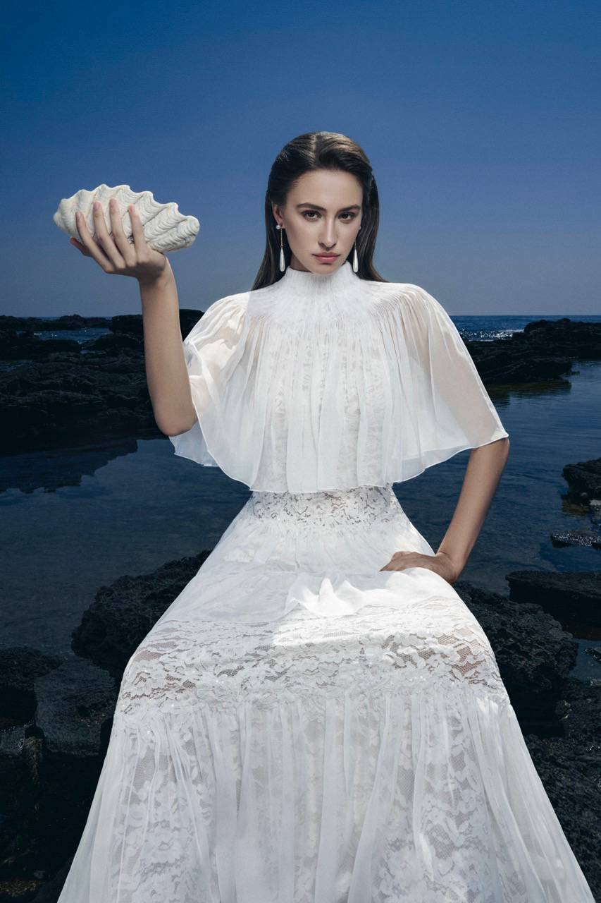 Bộ sưu tập thể hiện sự đa dạng trong phong cách. Những thiết kế mini dress, chân váy chữ A kết hợp áo blouse tay phồng mang hơi thở cổ điển tạo nên nét trẻ trung, năng động. 