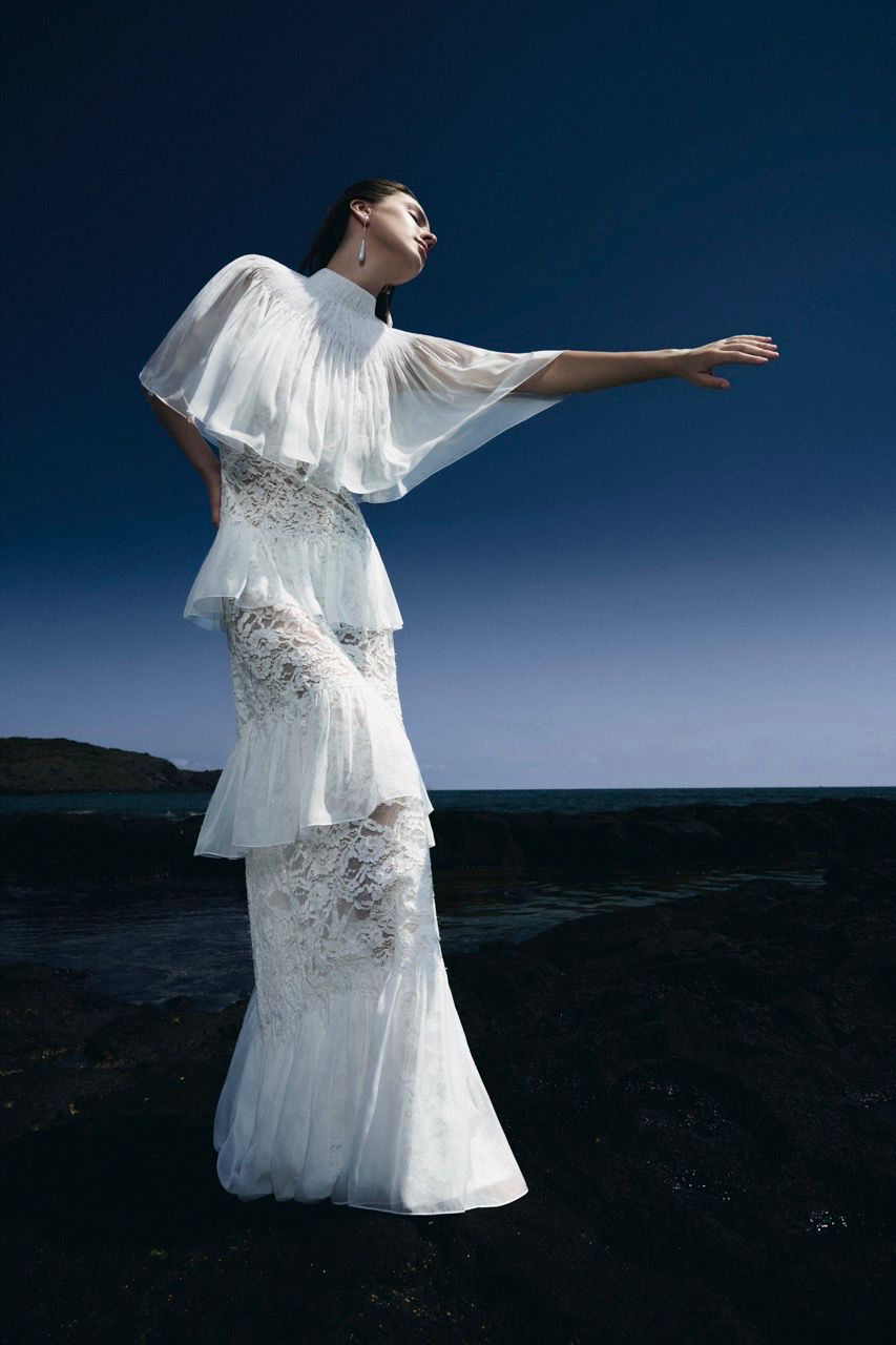 Trong khi đó, các mẫu váy xếp tầng hay đầm dài mềm mại lại mang đến sự bay bổng, nữ tính. Kỹ thuật draping cùng các chi tiết đính kết nhẹ được xử lý tinh tế, góp phần tôn lên đường cong tự nhiên mà vẫn giữ được sự thoải mái. 