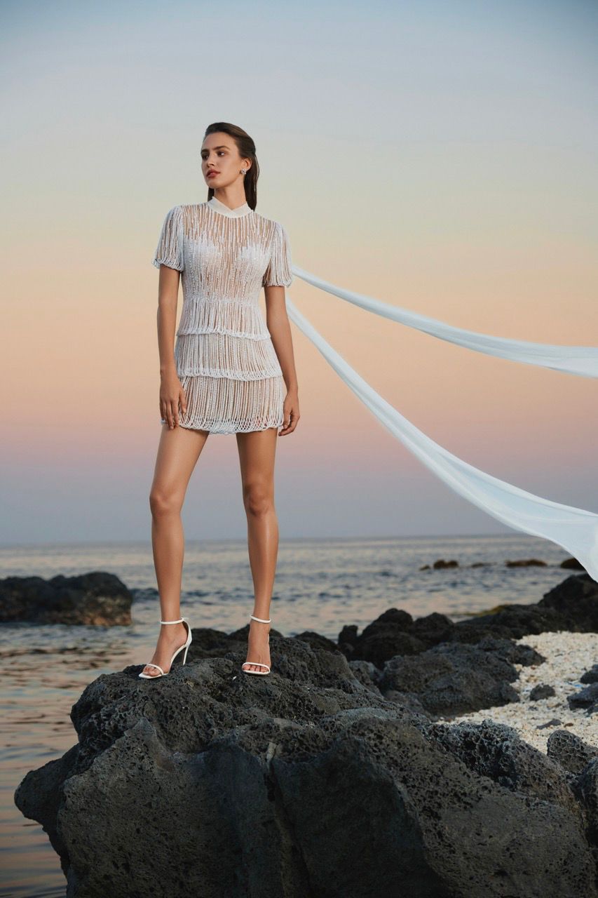  Điểm nhấn nổi bật của BST nằm ở bảng màu. Lê Thanh Hòa sử dụng sắc vàng rực rỡ gợi ánh nắng mùa hè, kết hợp cùng họa tiết hoa cỏ đa sắc mang hơi thở nhiệt đới. 