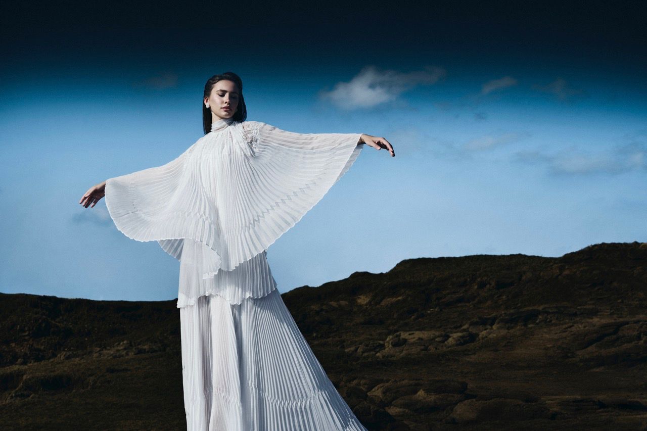 Chia sẻ về cảm hứng sáng tạo, nhà thiết kế cho biết mùa hè luôn gợi lên cảm giác tự do đặc biệt. Thông qua BST lần này, anh mong muốn người phụ nữ có thể tạm rời xa guồng quay bận rộn, tìm thấy sự cân bằng và tận hưởng những khoảnh khắc bình yên trong cuộc sống.  