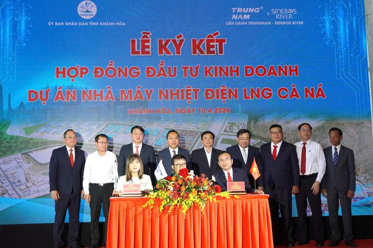 Signing ceremony of investment and business contract for Ca Na LNG thermal power plant project. Photo: Phuong Linh