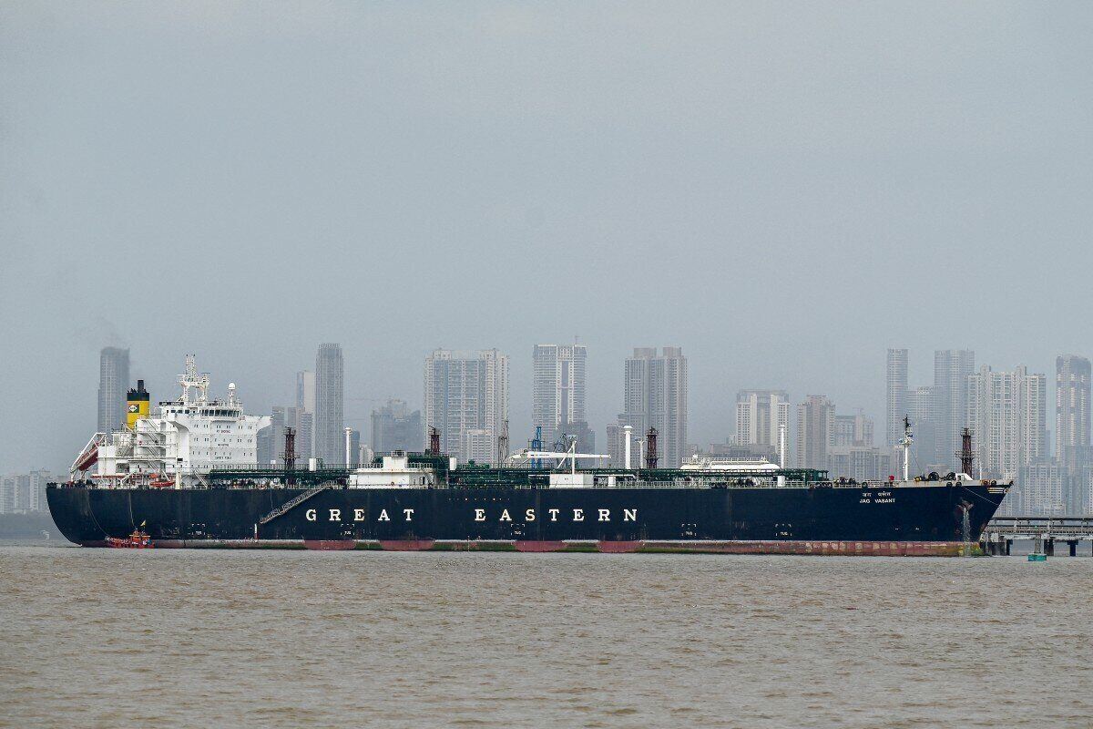 Oil tanker Jag Vasant carrying the Indian flag in the Strait of Hormuz. Iran on April 10 requested oil tankers passing through the Strait of Hormuz to pay fees in electronic money. Photo: AFP