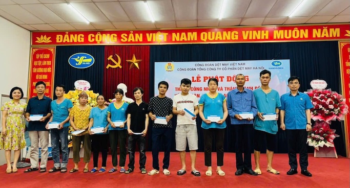 Workers in difficult and especially difficult circumstances of Hanoi Textile and Garment Joint Stock Corporation receive support gifts on Workers' Month. Photo: Grassroots Trade Union