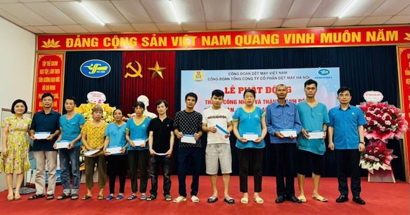 Tặng quà công nhân khó khăn trong Tháng Công nhân