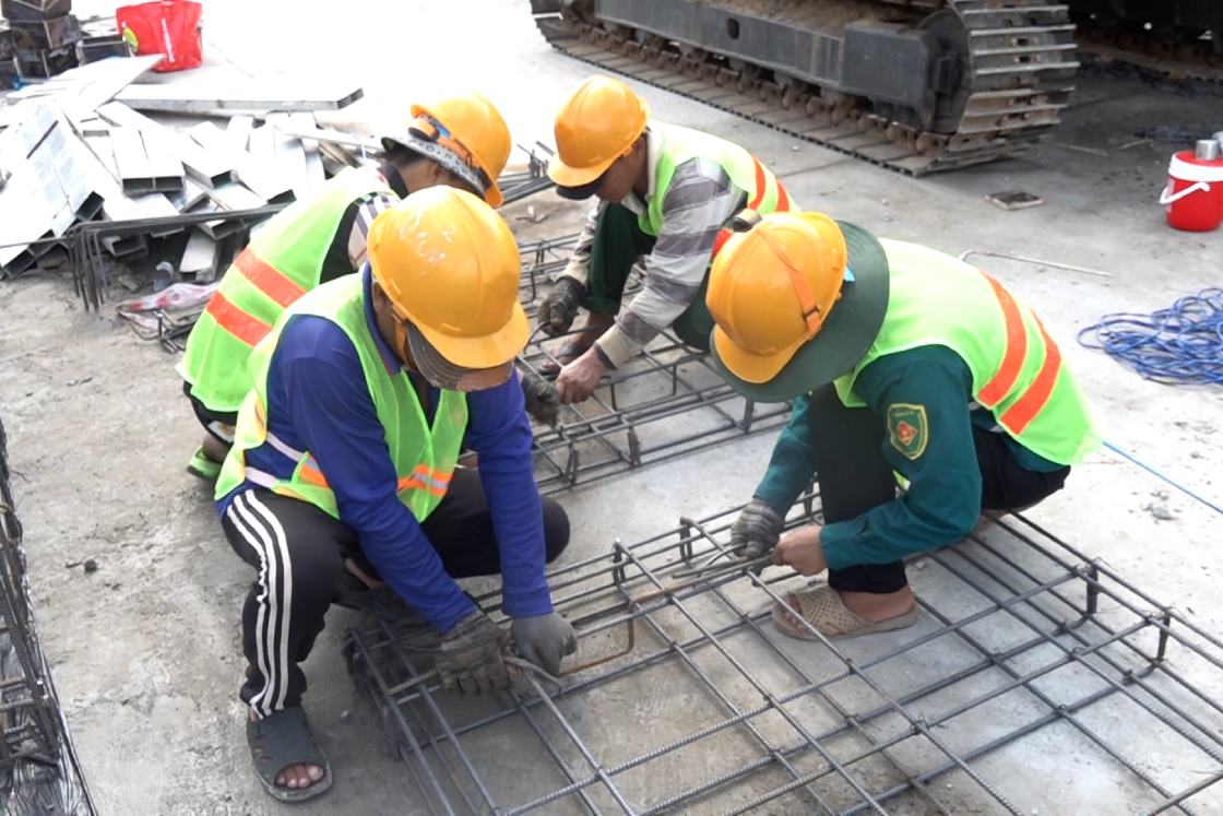 Dự án nâng cấp, mở rộng Quốc lộ 91 (đoạn Km0 - Km7) đang được triển khai thi công nhưng vẫn bị vướng mặt bằng. Ảnh: Tạ Quang