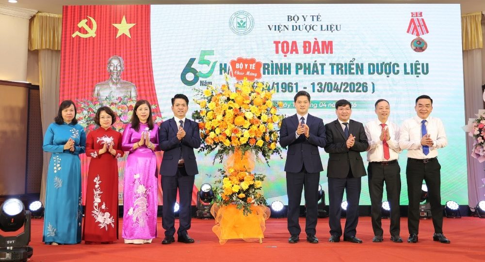 Lãnh đạo Bộ Y tế đã trao lẵng hoa chúc mừng Viện Dược liệu, ghi nhận những đóng góp quan trọng của đơn vị trong suốt chặng đường phát triển. Ảnh: Minh Hoàng
