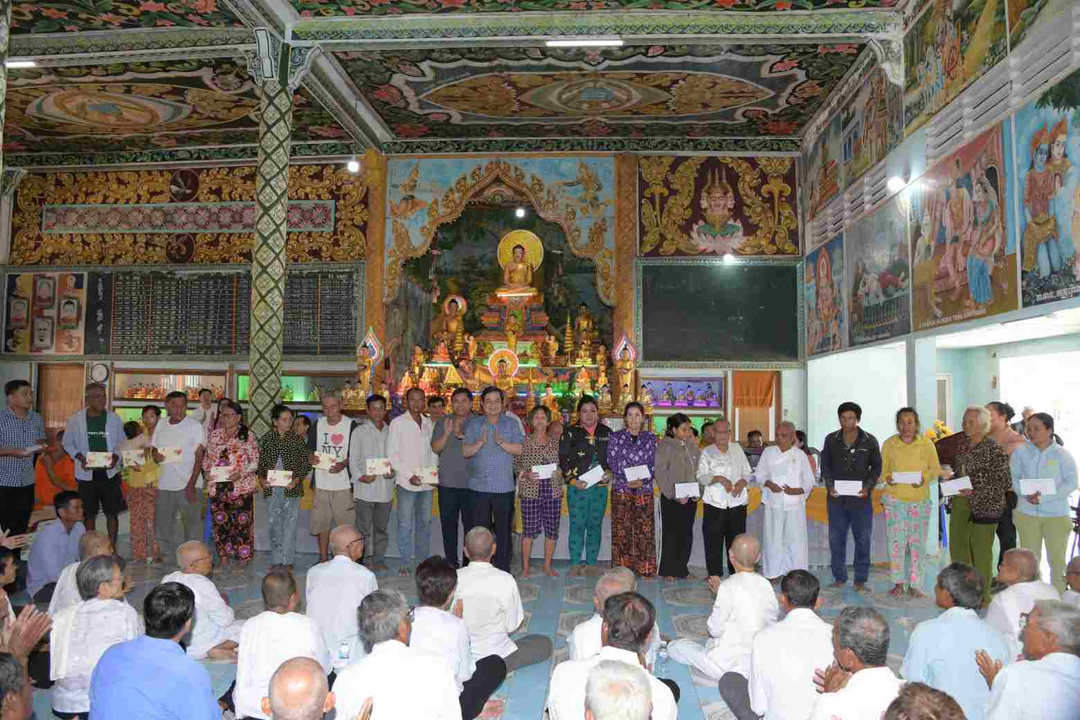 Thứ trưởng Bộ Dân tộc và Tôn giáo tặng quà cho đồng bào Khmer khó khăn Cà Mau. Ảnh: Nhật Hồ.