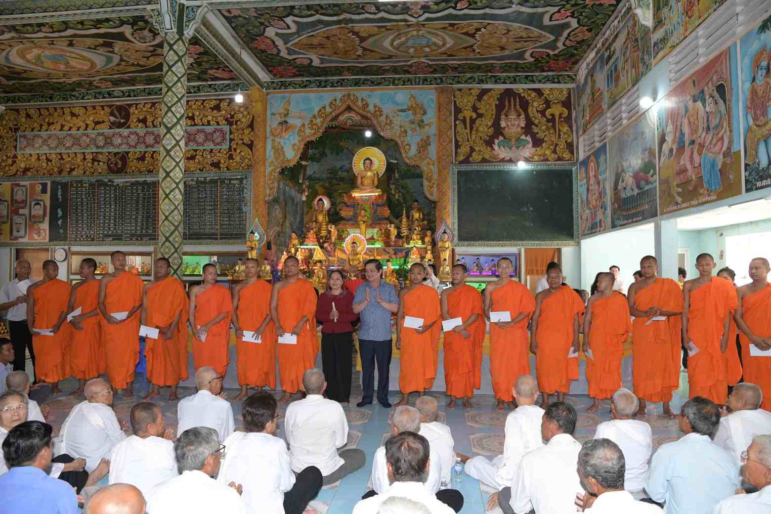 Thứ trương Bộ Dân tộc và Tôn giáo tặng quà cho người có uy tín. Ảnh: Nhật Hồ.