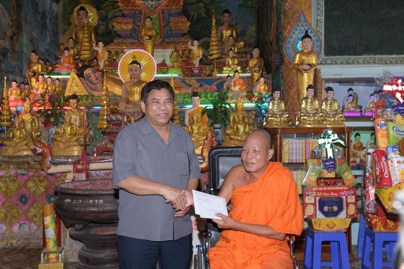 Deputy Minister of Ethnic Minorities and Religious Affairs Y Thong visits and presents gifts to the Venerable Abbot of Xiem Can Pagoda, Ca Mau. Photo: Nhat Ho.