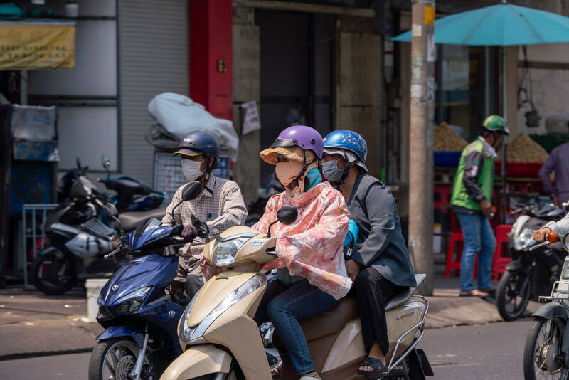 Intense heatwaves occur in the South. Photo: Thai Bao