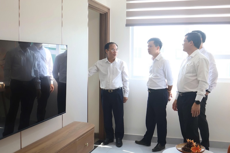 Đoàn công tác của Bộ Xây dựng đã đi kiểm tra thực tế tại các công trường trọng điểm. Ảnh: Nguyễn Linh