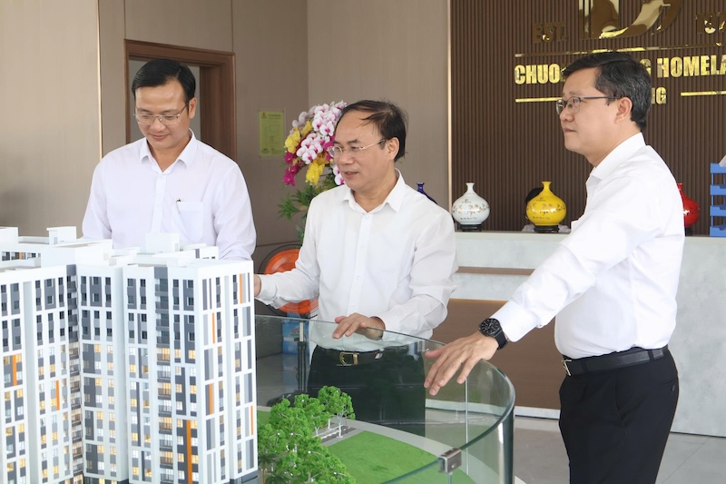 Deputy Minister of Construction inspects a series of social housing projects in Da Nang. Photo: Nguyen Linh