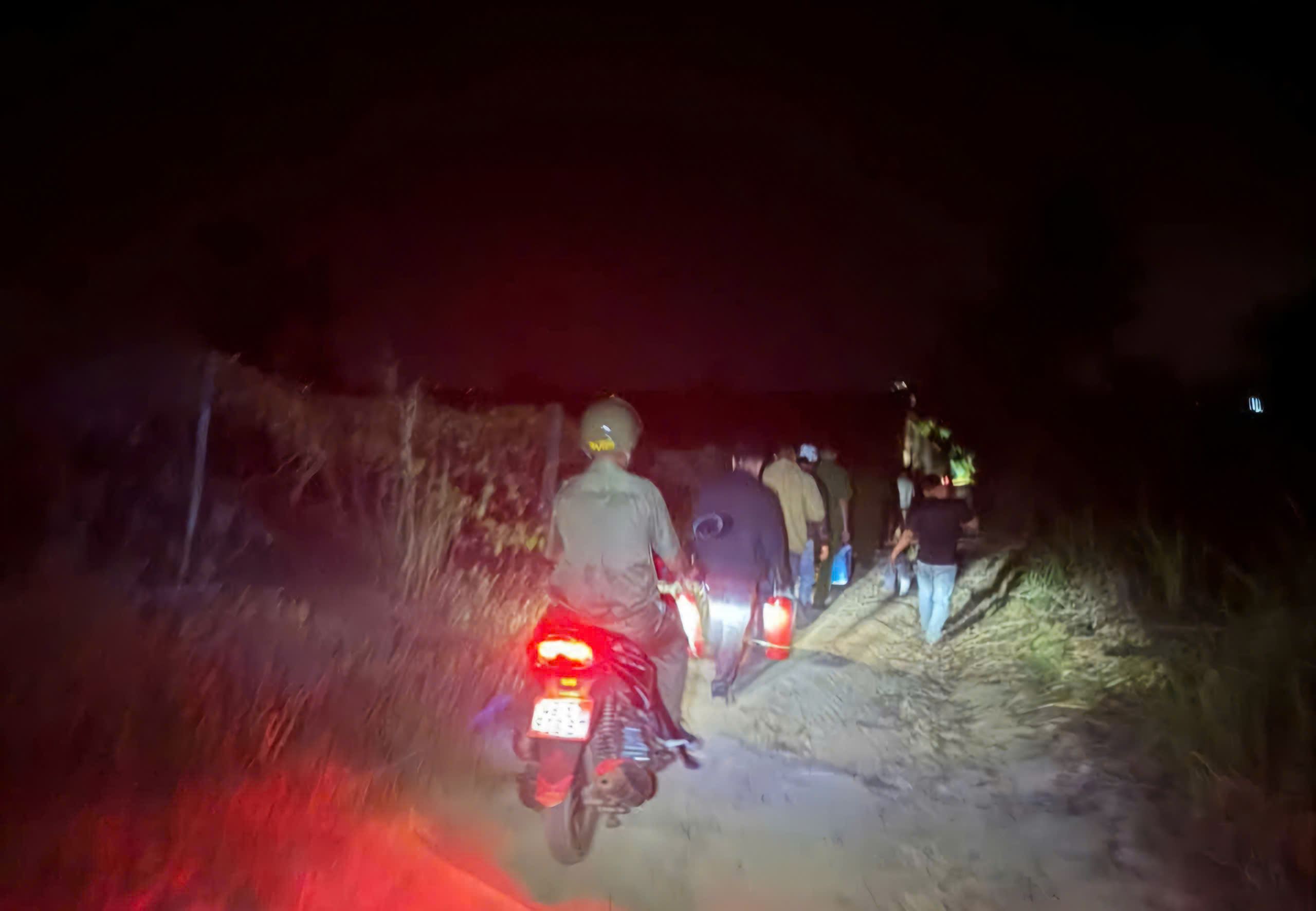 Các lực lượng nhanh chóng tiếp cận hiện trường chữa cháy. Ảnh: Công an xã Tân Hội 