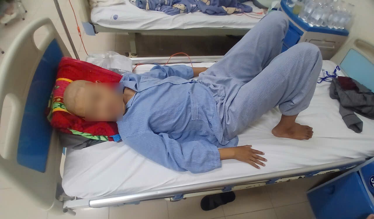 Mr. and Mrs. Hoang Thi Phuong and Mr. Nguyen Van Phuoc could not help but feel sorry when their first son suffered from a dangerous disease and had to be treated for a long time at K Hospital (Hanoi) with costs of up to hundreds of millions of VND. Photo: Hoang Thi Phuong