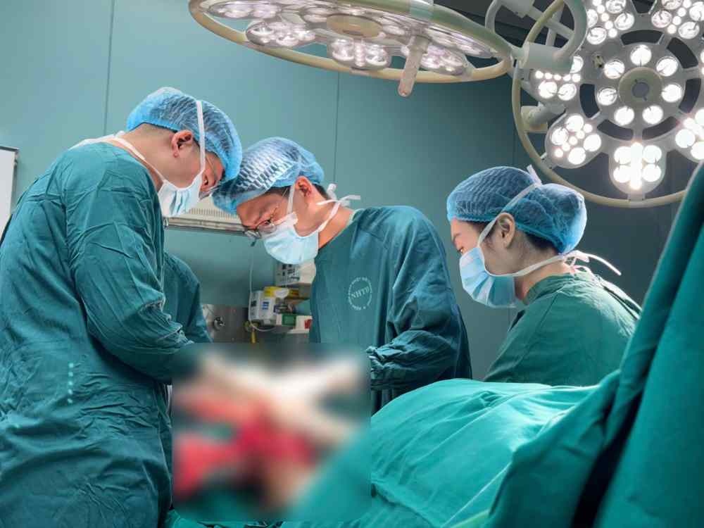 Casi pierde la pierna debido a una lesión oculta tras el accidente. Foto: Thanh Dang