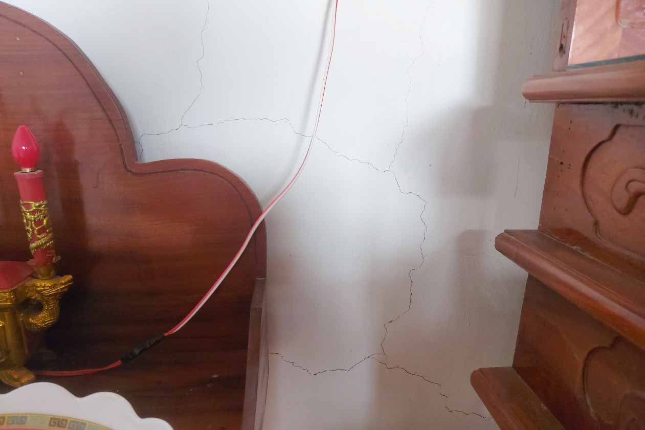 Nhà dân ở xã Sơn Kim 1 bị nứt. Ảnh: Trần Tuấn