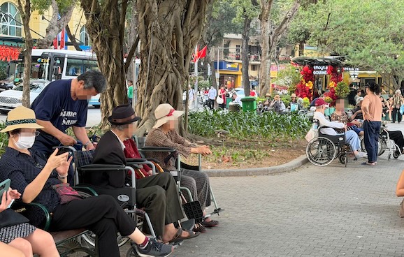 According to the Ministry of Health, currently there are about 4.5 million people nationwide receiving monthly allowances. Photo: Thuy Linh