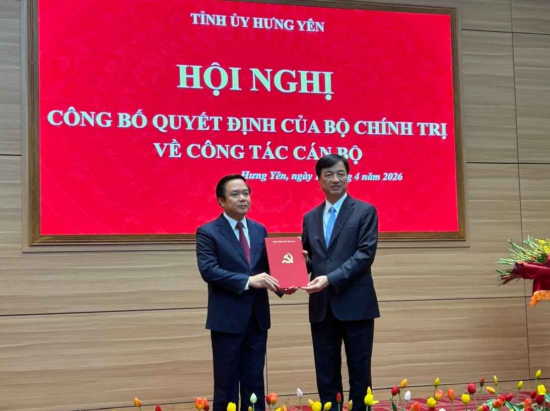 ông Nguyễn Duy Ngọc trao Quyết định của Bộ Chính trị cho ông Phạm Quang Ngọc. Ảnh: Hà Anh