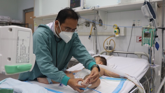 Doctors promptly rescued two critically ill children due to hand, foot and mouth disease. Photo: BVCC
