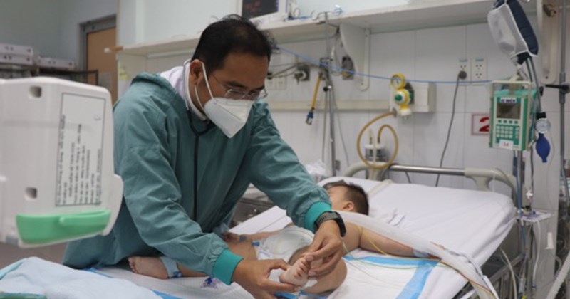 Sốt cao, ban mờ nhạt - 'bẫy' chết người của bệnh tay chân miệng chủng EV71