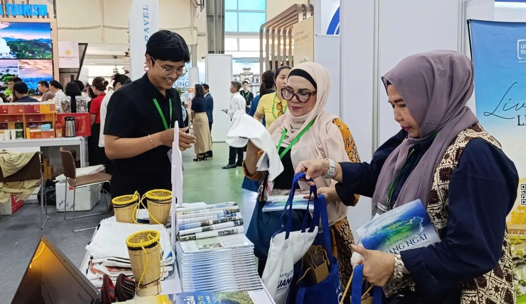 Nhà đầu tư Indonesia tìm hiểu thông tin về Quảng Ngãi. Ảnh: MĂNG LINH